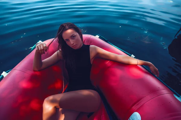 Vrouw in pak zwemmen op rivier — Stockfoto