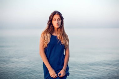 Sahilde poz mavi elbise modeli 