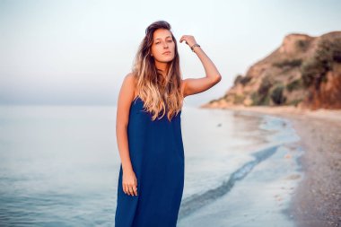 Sahilde poz mavi elbise modeli 