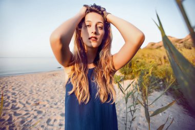 Kadın kılığında üzerinde kum plaj