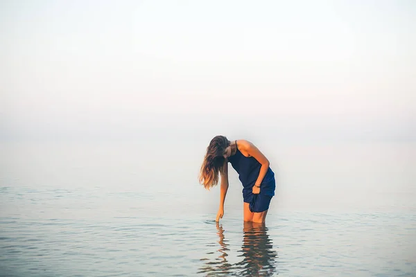 Chica posando de pie en el mar —  Fotos de Stock