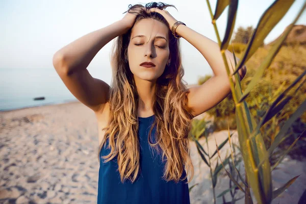 Kadın kılığında üzerinde kum plaj