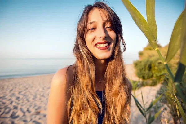 uzun saçlı genç kız gülümseyerek