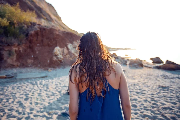 海滩上的湿头发的女人 — 图库照片