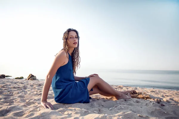 Kumsalda istirahat kadın