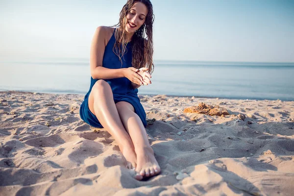 Kvinna vilar på stranden — Stockfoto