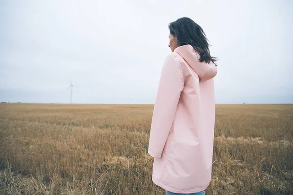 yağmurluk sonbahar alan kız