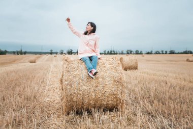 Kız haystack telefon kullanma