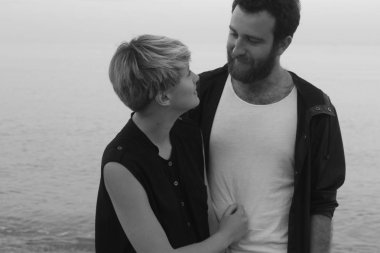 şık giysiler içinde poz Çift