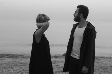 şık giysiler içinde poz Çift