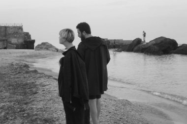 şık giysiler içinde poz Çift