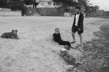 şık giysiler içinde poz Çift