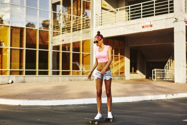  kaykay ile genç kadın