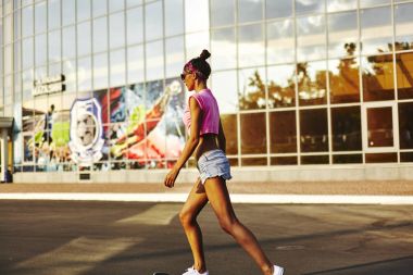  kaykay ile genç kadın