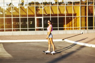  kaykay ile genç kadın