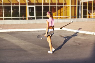  kaykay ile genç kadın