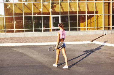  kaykay ile genç kadın