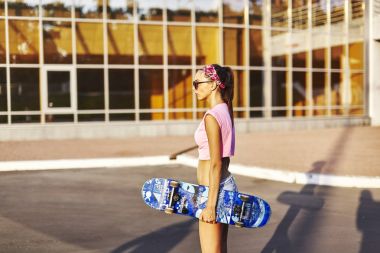  kaykay ile genç kadın