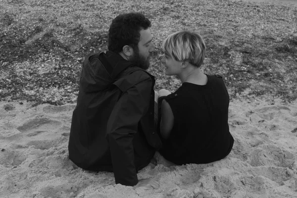 Casal posando em roupas elegantes — Fotografia de Stock