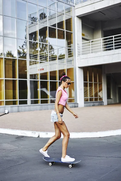 Jonge vrouw met skateboard — Stockfoto