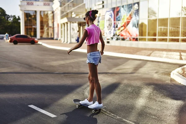 Молода жінка зі скейтбордом — стокове фото