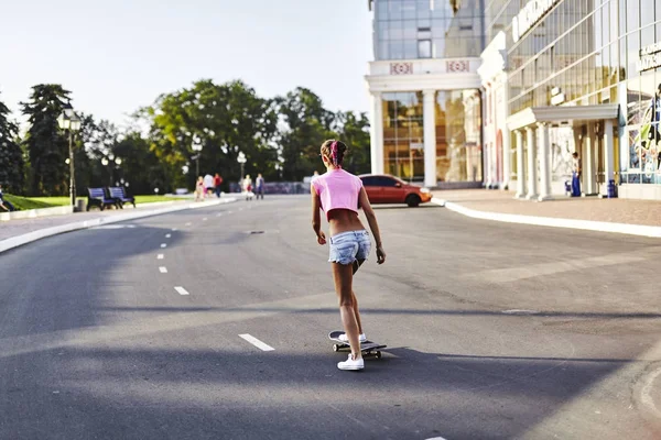 Jonge vrouw met skateboard — Stockfoto