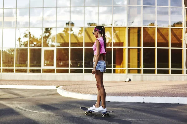 Jonge vrouw met skateboard — Stockfoto