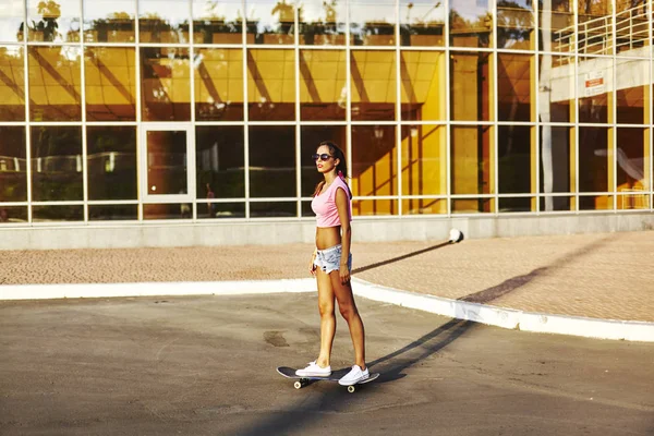 Mulher jovem com skate — Fotografia de Stock