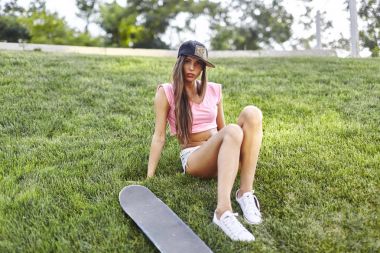  kaykay ile genç kadın