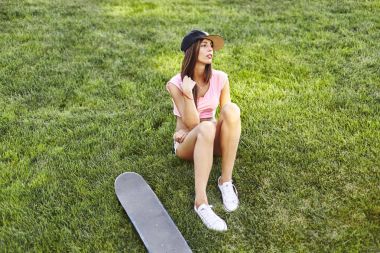  kaykay ile genç kadın