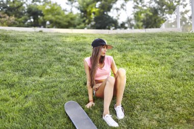  kaykay ile genç kadın