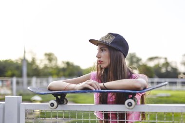  kaykay ile genç kadın