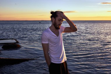 Sakallı hippi adam sahil üzerinde