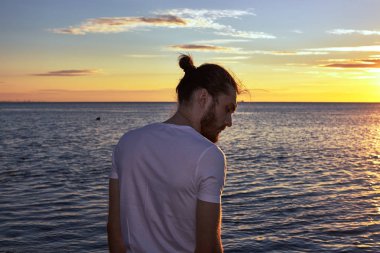 Sakallı hippi adam sahil üzerinde