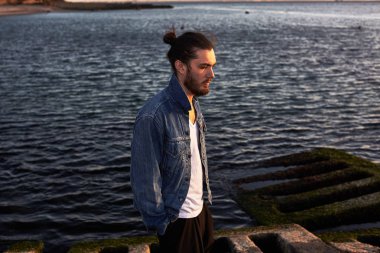 Sakallı hippi adam sahil üzerinde