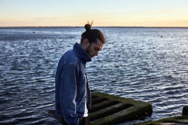 Sakallı hippi adam sahil üzerinde