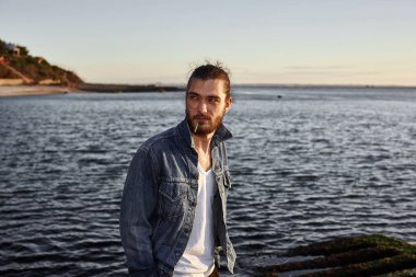 Sakallı hippi adam sahil üzerinde