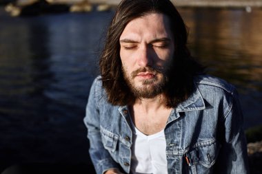 Sakallı hippi adam sahil üzerinde