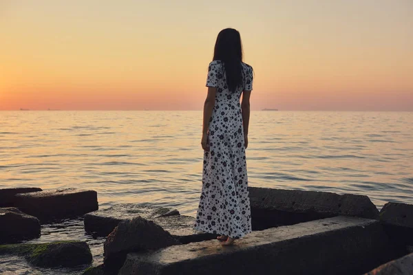 Retrato de la mujer en la costa —  Fotos de Stock