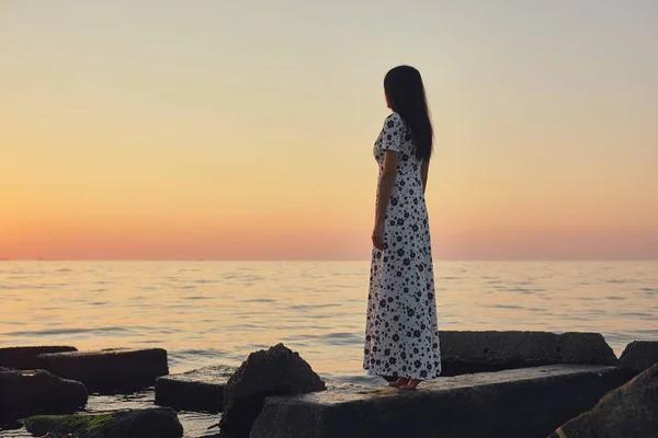 海岸上的女人画像 — 图库照片