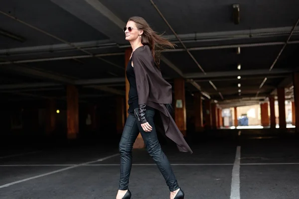 Hipster vrouw poseren in jas — Stockfoto
