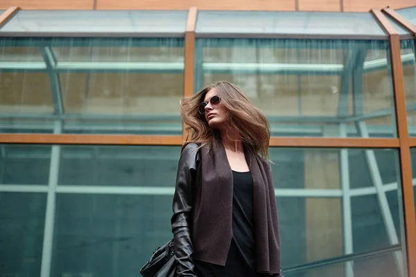 Hipster mulher posando no casaco — Fotografia de Stock