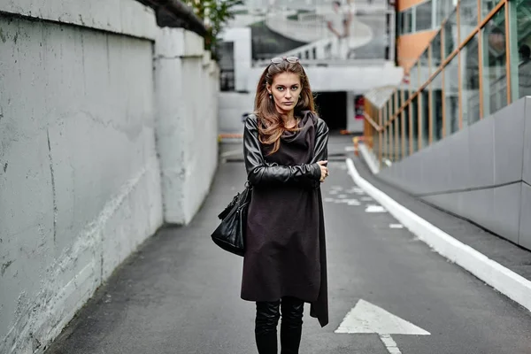 Hipster mujer posando en chaqueta —  Fotos de Stock