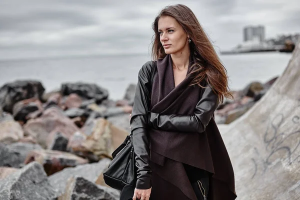 Hipster mujer posando en chaqueta —  Fotos de Stock