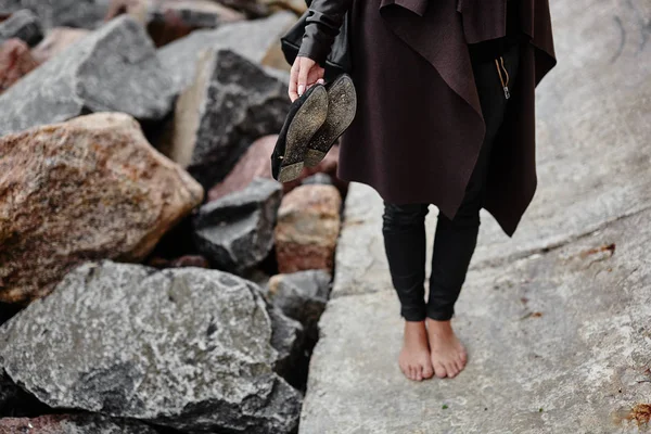 Kobieta stwarzających boso na kamienie — Zdjęcie stockowe