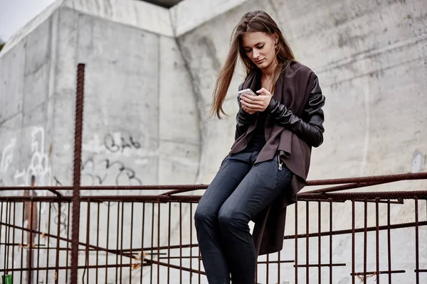 Hipster mujer posando en chaqueta —  Fotos de Stock