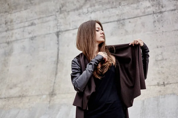 Hipster vrouw poseren in jas — Stockfoto