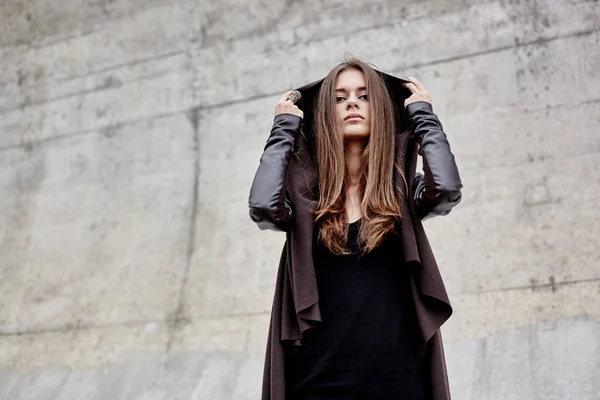 Hipster mujer posando en chaqueta — Foto de Stock