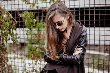 güzel hipster kadın güneş gözlüğü