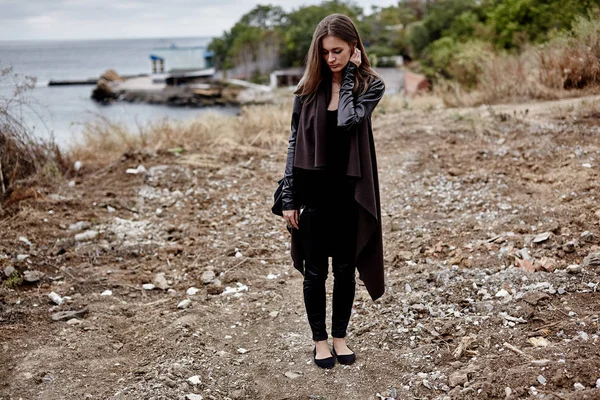 Hipster mujer posando en chaqueta — Foto de Stock